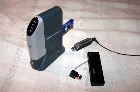 Nslu2 mit USB-Soundkarte. Debian läuft dabei vom USB-Stick. Da später noch eine Festplatte angeschlossen werden soll braucht man noch einen USB-Hub.